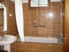 salle de bain du rez-de-chaussé avec baignoire lavabo bidet et WC