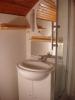 Salle de bain de l\'étage. douche et lavabo plus 1 WC indépendant