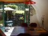 Espace repas ouvrant sur la terrasse.