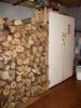 cellier avec le bois de chauffage, machine à laver le linge, un four, 1 deuxième frigo